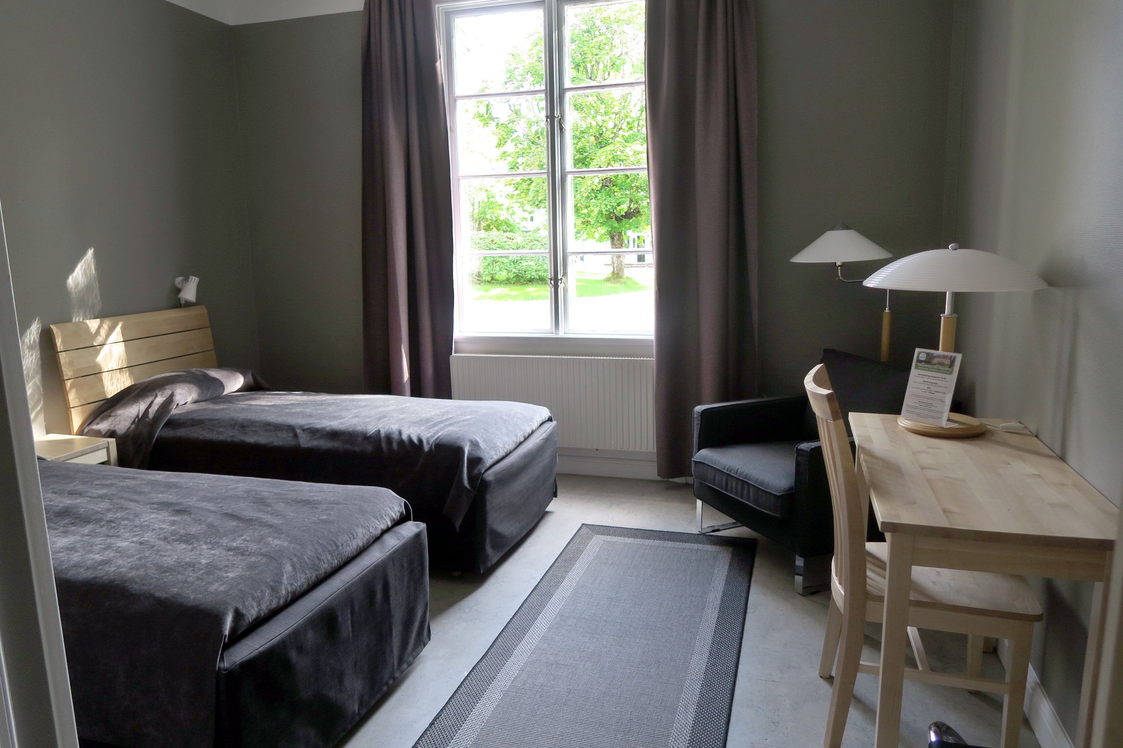 Classic dubbelrum eller tvåbäddsrum | Skrivbord, mörkläggningsgardiner, gratis wi-fi och sängkläder