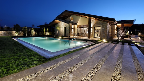 Outdoor pool, pool umbrellas, sun loungers - Regnum Golf Country 5 bedroom 4 (Bodrum)