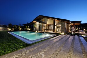 야외 수영장, 수영장 파라솔, 일광욕 의자