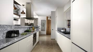 Villa | Private kitchenette | Full-sized fridge, microwave, oven, stovetop
