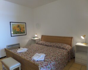 Appartement, 1 slaapkamer | 1 slaapkamer, donzen dekbedden, een bureau, babybedden