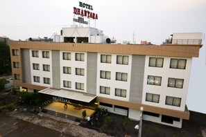 Front of property - Hotel Dhantara (Rahata)