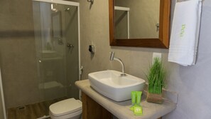 Double Room | Bathroom | Shower, free toiletries, hair dryer, towels - Pousada Tartaruga (Búzios)