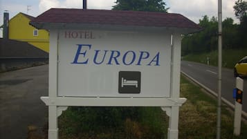 Senyal del Hotel Europa, amb un ícone de llit que indica una habitació amb llit.