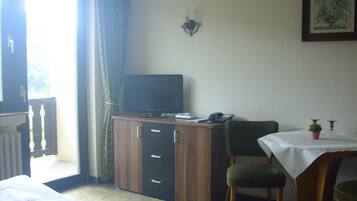 Classic-Dreibettzimmer, Nichtraucher, Gartenblick | Balkon