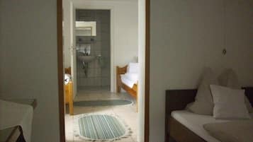 Classic-Dreibettzimmer, Nichtraucher, Gartenblick | 2 Schlafzimmer, Minibar, individuell eingerichtet, Schreibtisch