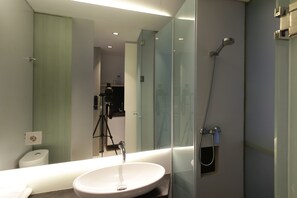 Deluxe Room | Bathroom | Shower, free toiletries - Tujutiga Suites (Jakarta)