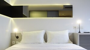 Minibar, desk, WiFi (free) - Tujutiga Suites (Jakarta)