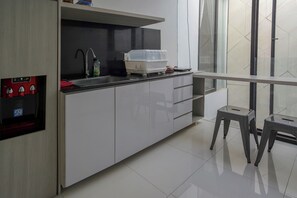 Deluxe Room | Private kitchen | Coffee/tea maker, fridge, microwave - Tujutiga Suites (Jakarta)