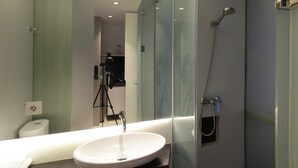 Shower, free toiletries - Tujutiga Suites (Jakarta)