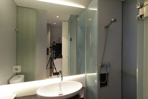 Shower, free toiletries - Tujutiga Suites (Jakarta)
