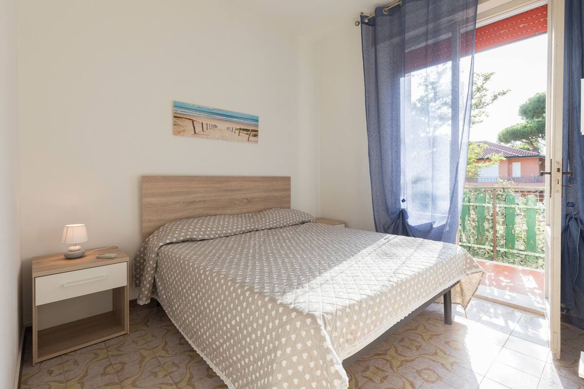 Tabla de planchar con plancha, wifi, ropa de cama