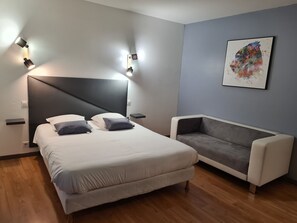 Comfort Double Room, Non Smoking | Desk, iron/ironing board, rollaway beds, free WiFi - Hôtel Restaurant Le Victor Hugo (Sainte-Foy-la-Grande)