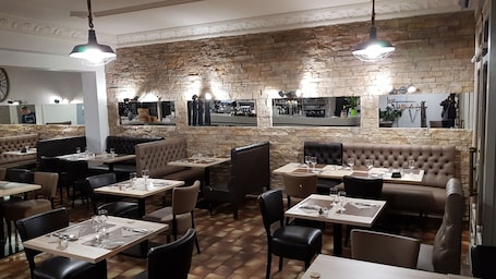 Breakfast, lunch and dinner served . Hôtel Restaurant Le Victor Hugo