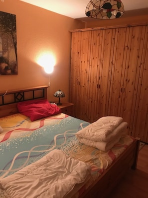 1 habitación, escritorio y cortinas blackout