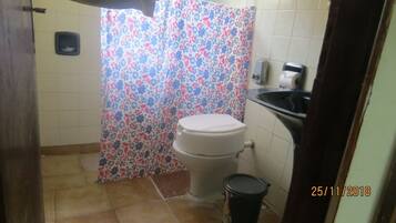 Casa básica, várias camas, vista para o pátio | Banheiro | Chuveiro, chuveiro com efeito de chuva, toalhas de banho