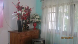 Basic-Haus, Mehrere Betten, Blick auf den Innenhof | Essbereich im Zimmer