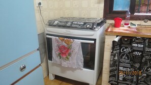 Basic House, Multiple Beds, Courtyard View | Private kitchen | Oven, rice cooker, cookware/dishes/utensils