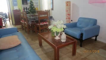 Casa básica, várias camas, vista para o pátio | Comodidades do quarto