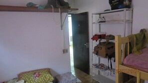 Casa básica, varias camas, vistas al patio | Cortinas opacas y tabla de planchar con plancha
