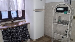 Casa básica, varias camas, vistas al patio | Cocina privada | Horno, arrocera y utensilios de cocina