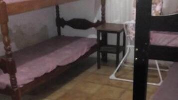 Casa básica, várias camas, vista para o pátio | Vista para o pátio