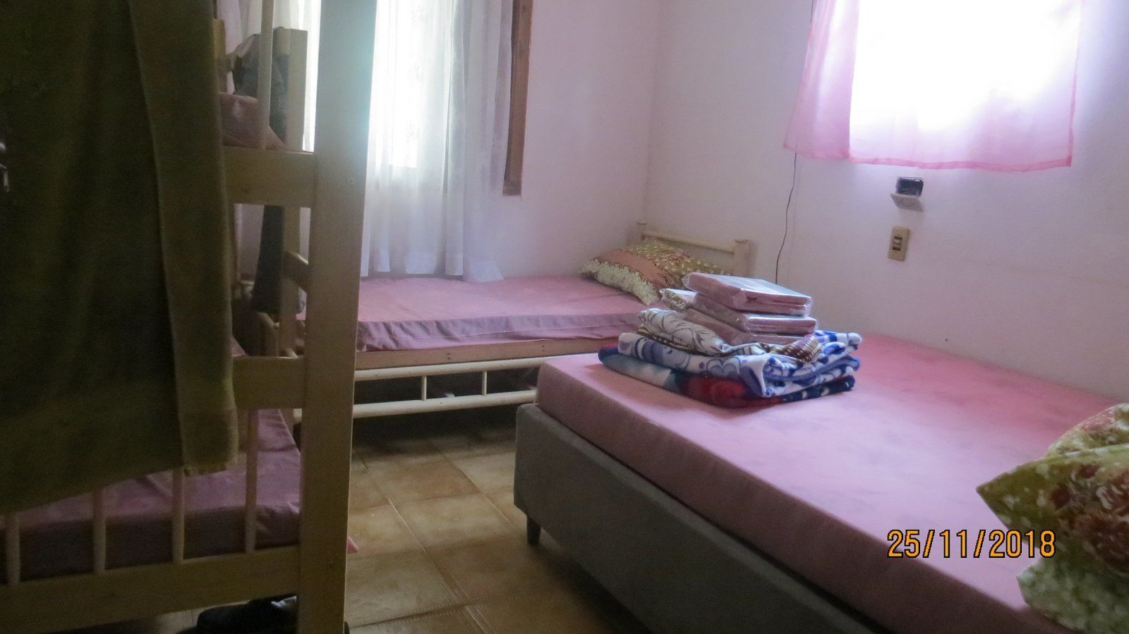 Casa básica, várias camas, vista para o pátio | Cortinas blackout, ferros/tábuas de passar roupa