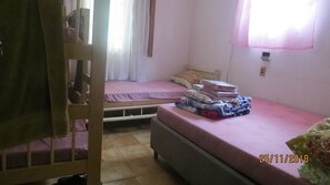 Basic-Haus, Mehrere Betten, Blick auf den Innenhof