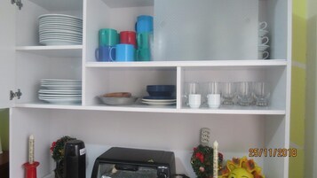 Casa básica, várias camas, vista para o pátio | Cozinha privada | Fogão, panela elétrica de arroz, talheres/pratos/utensílios de cozinha