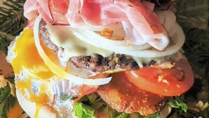 Un sándwich con diversos ingredientes.