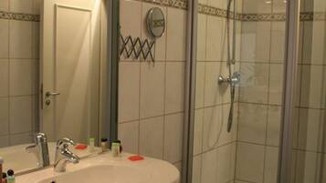 Douche, articles de toilette gratuits, sĂšche-cheveux