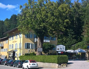 Un bâtiment jaune avec de nombreuses fenêtres et une enseigne indiquant le restaurant « Altes Zollhaus ».