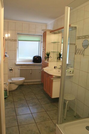 Douche, articles de toilette gratuits, sèche-cheveux