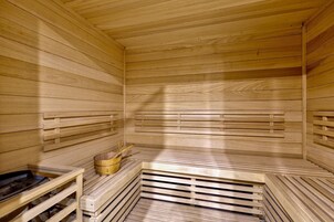 Una sauna con listelli di legno e una panca di legno.