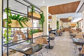 2 restaurantes; se sirve desayuno, almuerzo y cena; cocina mediterránea