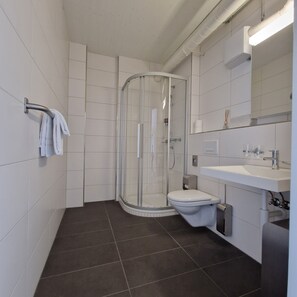 Basic Triple Room | Bathroom | Shower