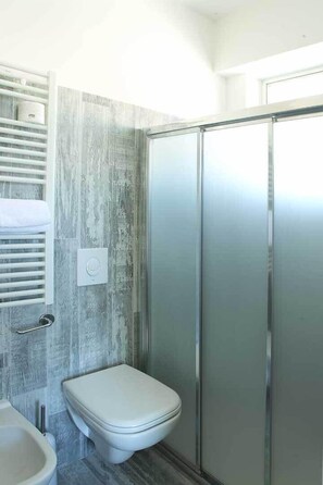 Deluxe Double Room | Bathroom | Shower, rainfall showerhead, free toiletries, hair dryer - Hotel Dolores (Rimini)