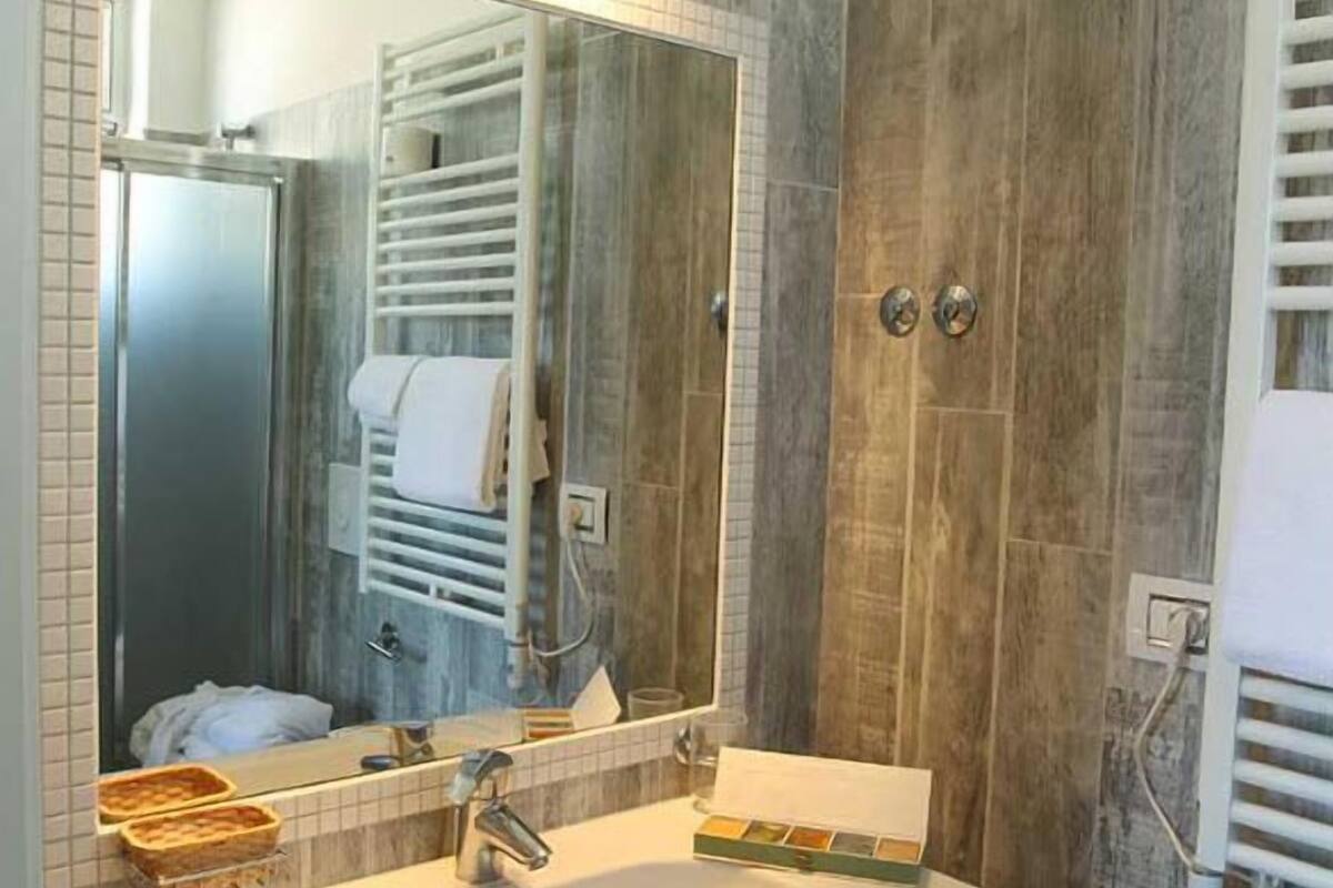 Family Room, Multiple Beds, Non Smoking | Bathroom | Shower, rainfall showerhead, free toiletries, hair dryer