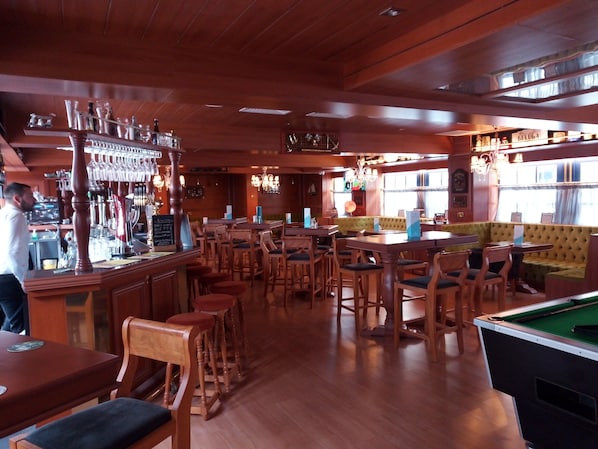 Pub, alfresco dining, open daily