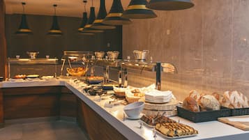 2 間餐廳;供應午餐、晚餐;地中海菜