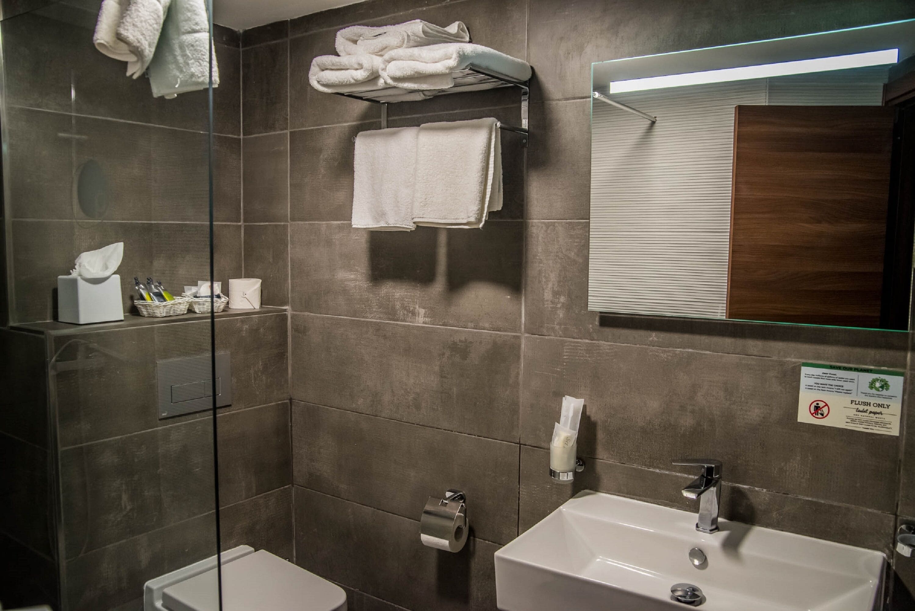 rainfall showerhead, free toiletries, hair dryer, towels