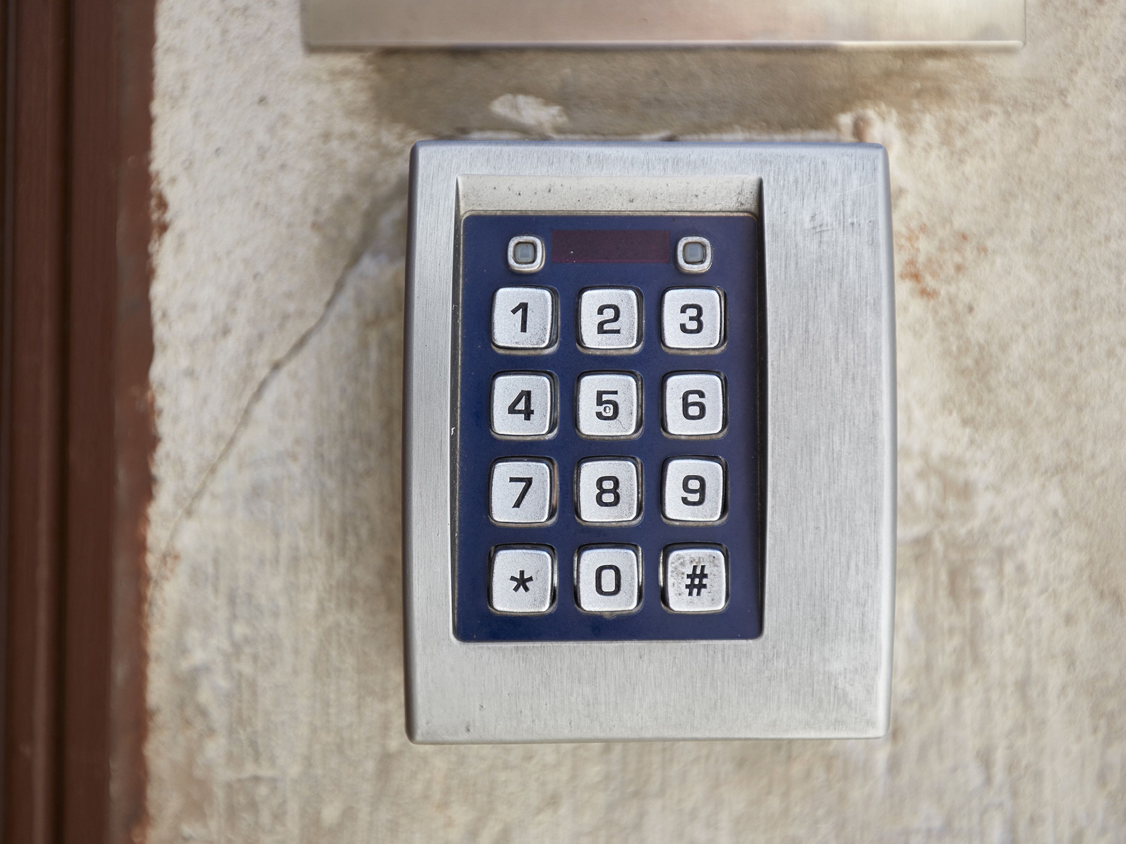 Teclado numérico con números del 0 al 9 y símbolos para acceder al hotel.