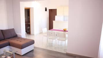 Apartment, 3 Bedrooms | Desk, soundproofing, iron/ironing board, free WiFi