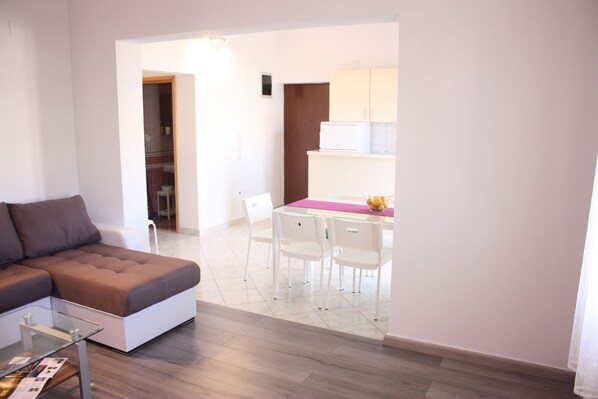 Apartment, 3 Bedrooms | Desk, soundproofing, iron/ironing board, free WiFi
