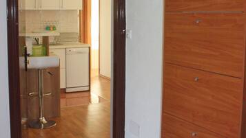 Apartment, 2 Schlafzimmer | Schreibtisch, schallisolierte Zimmer, Bügeleisen/Bügelbrett