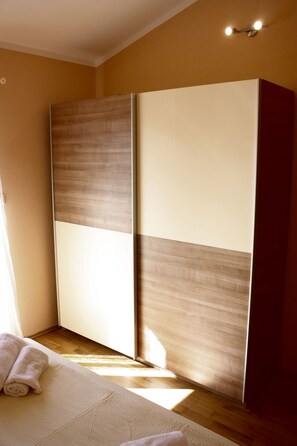 Apartment, 3 Bedrooms | Desk, soundproofing, iron/ironing board, free WiFi