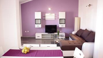 Apartment, 3 Schlafzimmer | Wohnbereich | Flachbildfernseher