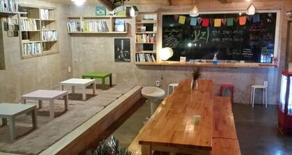 Bori Guesthouse - Hostel