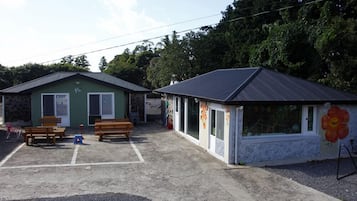 Vista frontal de la propiedad