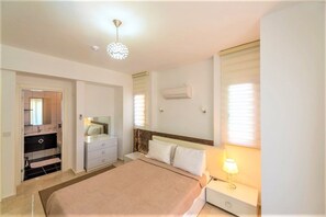 4 chambres, bureau, fer et planche à repasser, lits bébé (gratuits)